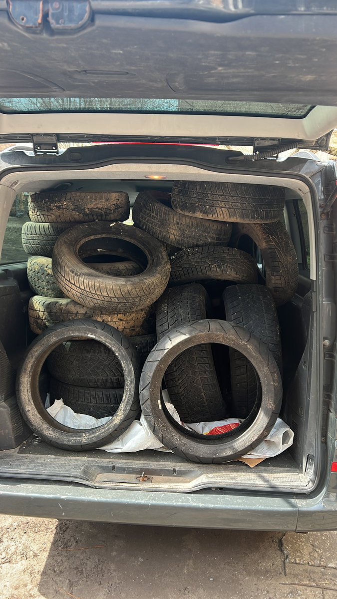 Tuvojas pludmales sezona, jānomet riepa. Vai vairākas.
Forši, ka Rumbulas Clean R šomēnes var nodot auto riepas bez skaita ierobežojuma. Jo šis tas pagrabā bija sakrājies. 😬