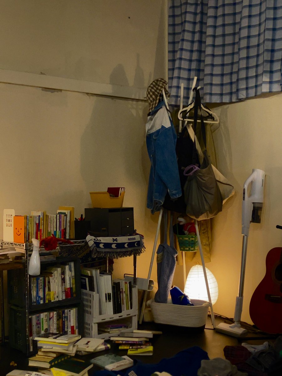 あめいろつるばみ『日日是憶日』拝見してきました〜あきばさん🧡🧡🧡
アパートの一室に迷い込んだと錯覚する空間で展開される、ひと言で断じれないひとの記憶、心地よかったです💭
旗揚げおめでとうございます㊗️陰ながら応援してます！