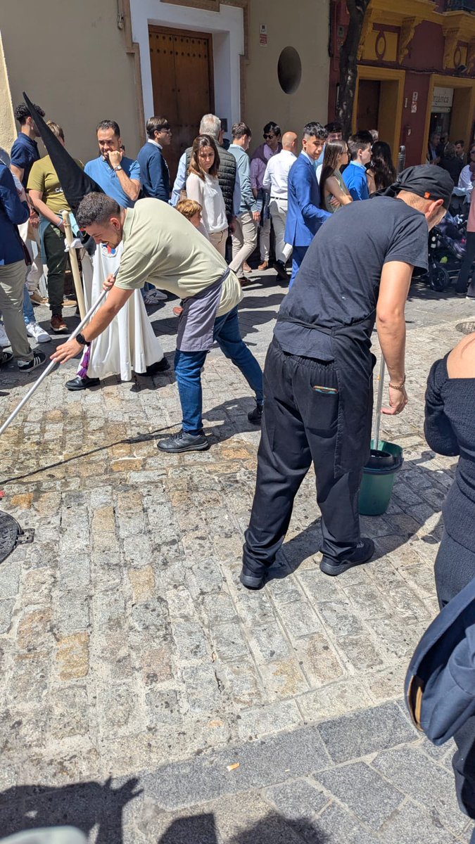 abcdesevilla's tweet photo. 😅🟣 Se le cae a un cocinero al suelo un cubo de carrillada.

En la calle Jesús de las Tres Caídas, un cocinero ha tenido la mala fortuna de dejar caer un cubo de carrillada. Rápidamente han limpiado la calle para que la Hermandad de San Pablo pueda continuar sin mancharse.

https://t.co/g7A2lV5VOd