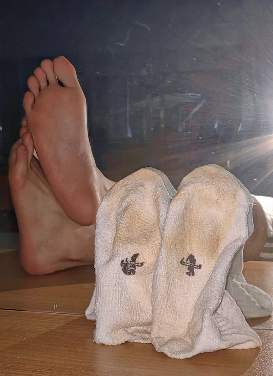 爹的脚底配发黄的白袜，傻逼们就只管闻着r爆吸吧