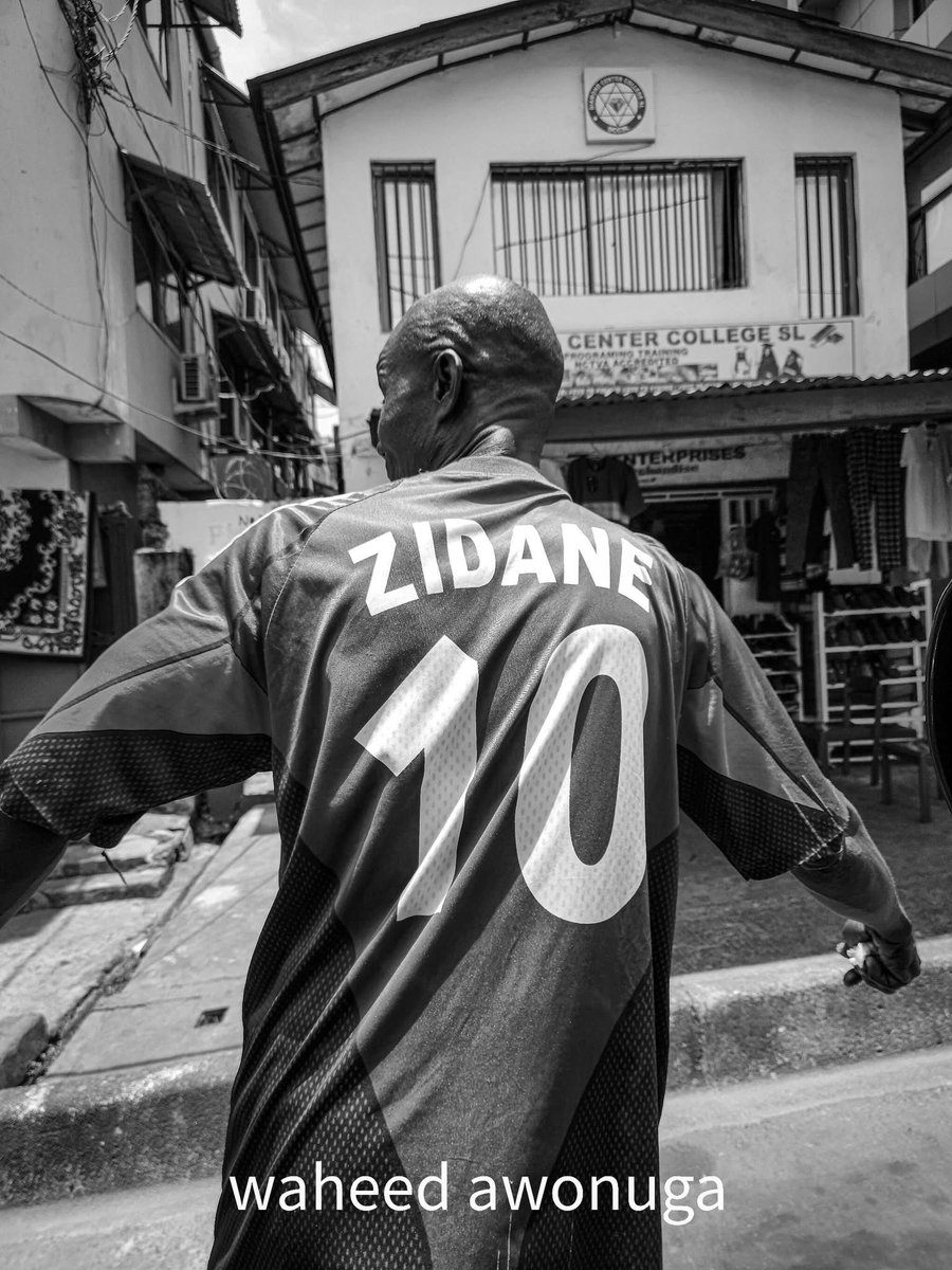 Jeen_Yous's tweet image. #CalendarMan!

For the past ten years since I've known this guy, he has shown up every single day wearing a jersey with that day’s exact date printed on it, no repeats, no skips, just unmatched dedication. A different jersey for every single day

PC,©️&amp;amp;PS: Waheed Awongua
#SaloneX
