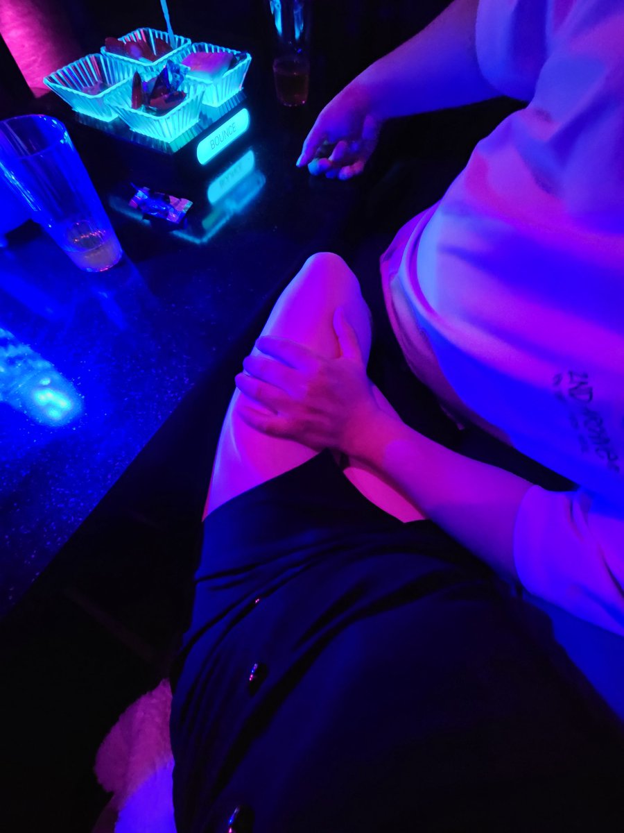 사라 첫 방문~♡
재미잇는 곳과 좋은 사람들을 만난♡
즐거운 주말을 보냇어요~♡

#사라하우스 #콤마
#관클 #부부 #부커 #네토부부