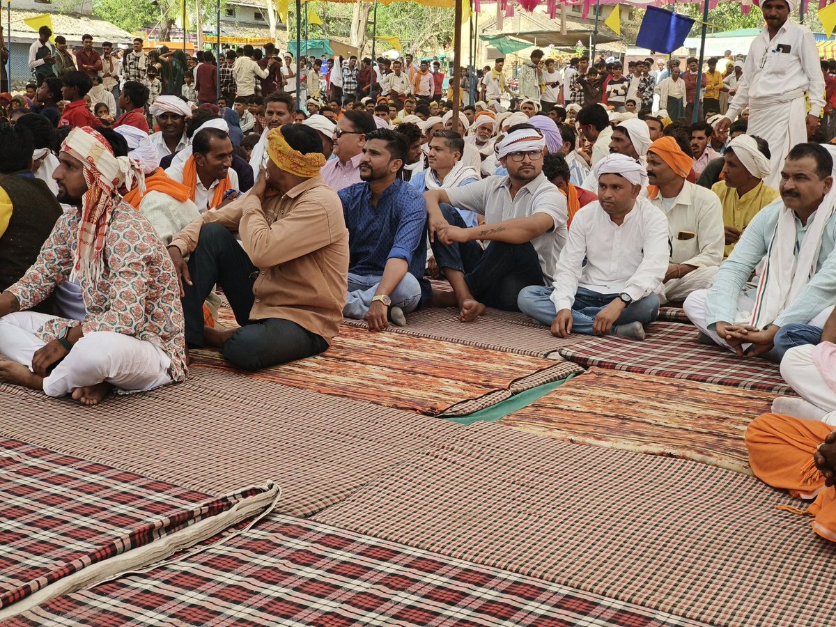 क्रांतिसुर्य बिरसा मुंडा ,बोधिसत्व महामानव,संविधान निर्माता डॉ भीमराव अंबेडकर साहब की जयंती पर बड़वानी के सिलावद में मूर्ति स्थापना की गई साथ ही ,इस ऐतिहासिक कार्यक्रम में उपस्थित होकर महामानव बिरसा मुंडा और बाबासाहब के संघर्षों का दर्शन किया
#जयभीम #डॉ_बाबासाहेब_आंबेडकर_जयंती