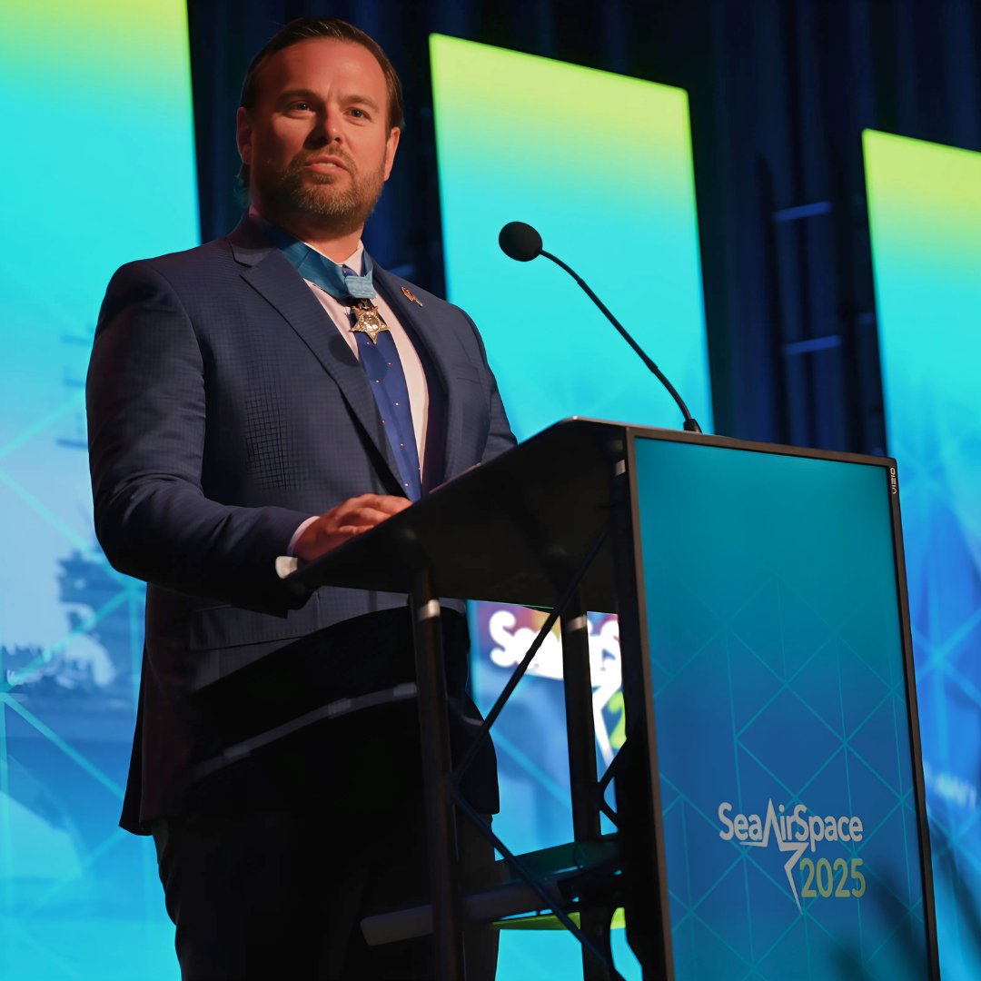 At #SAS2025, the Navy League honored Master Chief Edward C. Byers, Jr., USN (Ret.) with the Arleigh Burke Leadership Award for his exceptional leadership and enduring contributions to the Navy and the nation.​

Read more about his inspiring legacy: hubs.la/Q03h7Q9b0