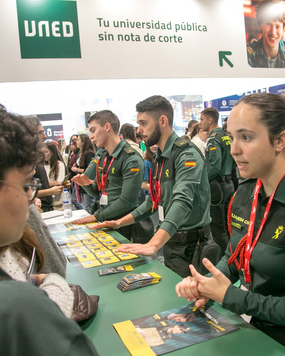 AULA (@feriaaula) on Twitter photo 👮♀️ La <a href="/guardiacivil/">Guardia Civil</a> también fue parte de #AULA202!
Compartieron su experiencia, resolvieron dudas y contaron todo lo que necesitas saber para unirte a la profesión.
Vocación, compromiso y muchas ganas de inspirar a los futuros profesionales. 💚✨
#SemanadelaEducación 👮♀️ La <a href="/guardiacivil/">Guardia Civil</a> también fue parte de #AULA202!
Compartieron su experiencia, resolvieron dudas y contaron todo lo que necesitas saber para unirte a la profesión.
Vocación, compromiso y muchas ganas de inspirar a los futuros profesionales. 💚✨
#SemanadelaEducación