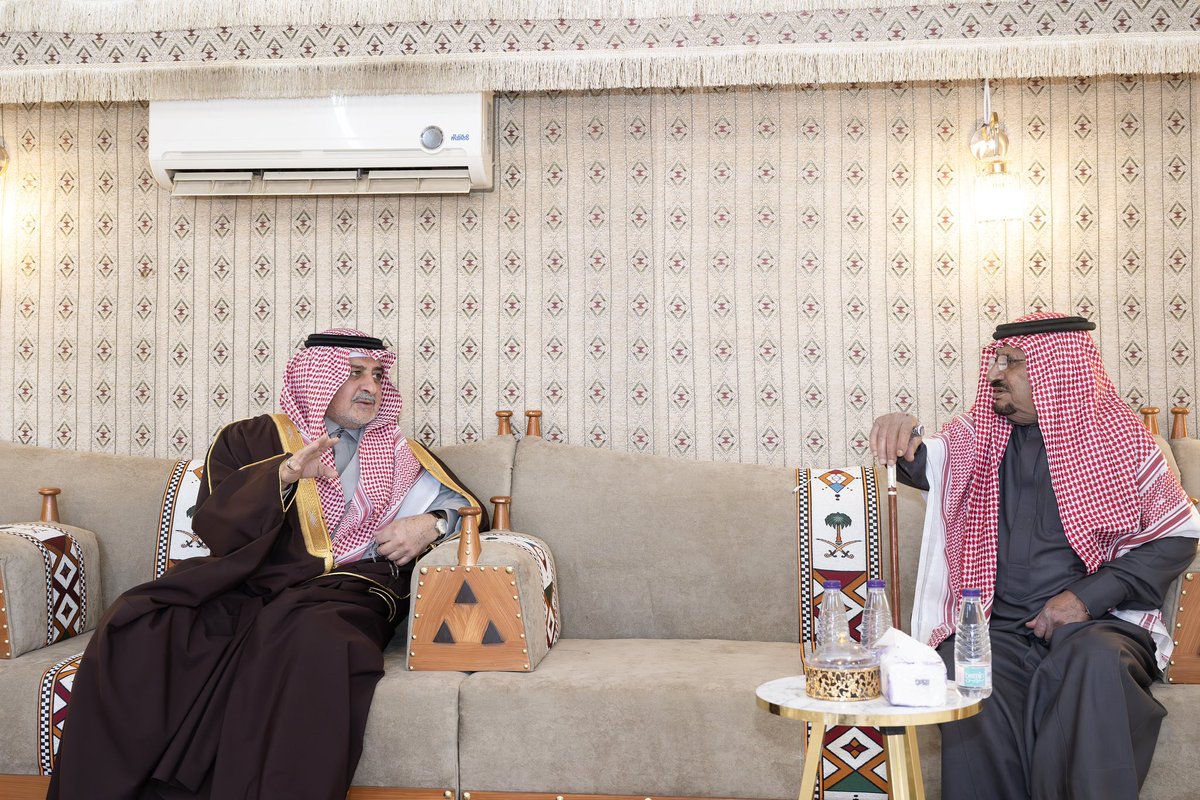 سمو #أمير_منطقة_تبوك الأمير #فهد_بن_سلطان_بن_عبدالعزيز 
يزور الشيخ منصور بن عيد بن حرب شيخ بني عطية في منزله بمدينة تبوك ، وذلك للاطمئنان على صحته .