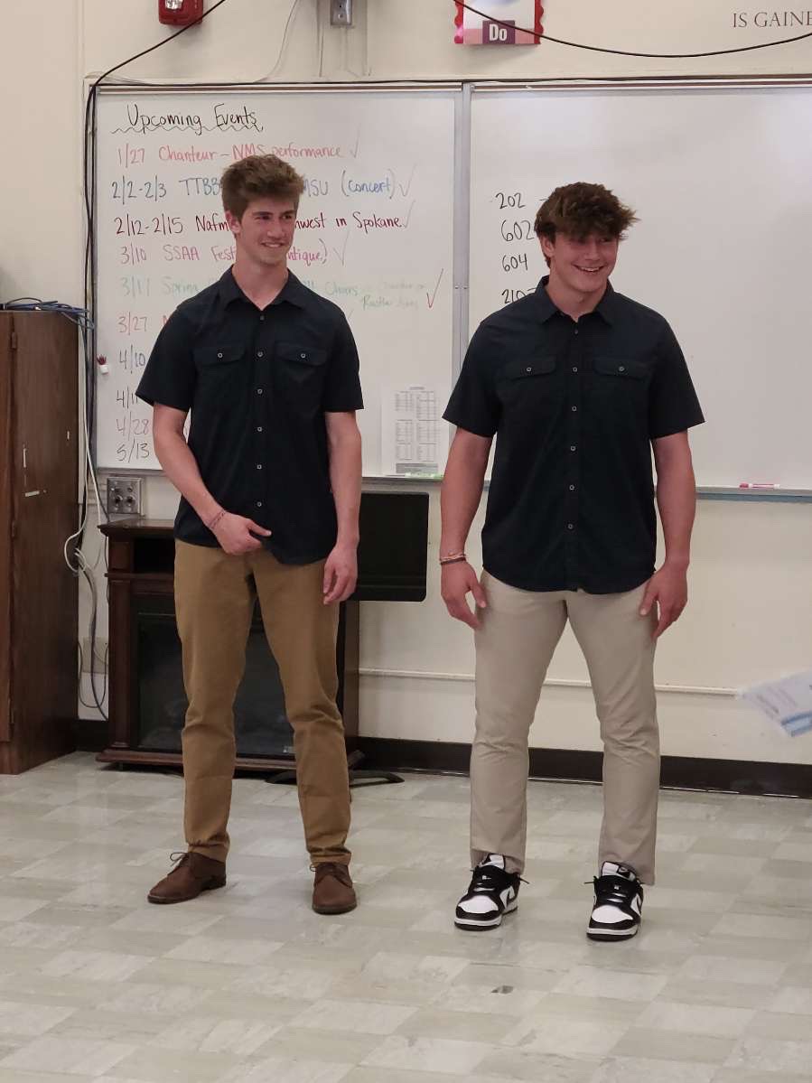 Broden_Molen's tweet photo. I had an absolutely awesome opportunity to do a lot of singing this last week with it being district music festival and our Honors choir concert. It was awesome competing with @caleb_litz and qualifying for state. #Knuckles22 #M4 https://t.co/JjxTNrJY8m