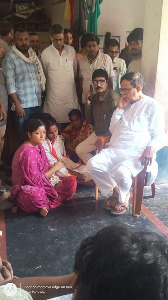 ধুলিয়ানের জাফরাবাদে খুন হওয়া পার্টি কমরেড হরগোবিন্দ দাস এবং চন্দন দাসের বাড়িতে সিপিআইএম রাজ্য সম্পাদক মহম্মদ সেলিম, জামির মোল্লা, মীনাক্ষী মুখার্জী, ধ্রুবজ্যোতি সাহা এবং অন্যান্য পার্টি নেতৃত্ব ।

লাল সালাম কমরেড হরগোবিন্দ দাস |
লাল সালাম কমরেড চন্দন দাস |