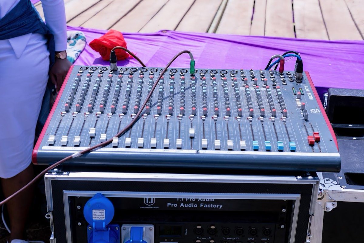 MaxtonMediaKE's tweet image. Turn up the volume and feel the vibe! 🎶🔥 
#SoundSystem #ProAudio #MusicVibes #BassBoost #PartyMode #SpeakerGoals #AudioExperience #TrendingNow #mondaymorning  #MondayMotivation