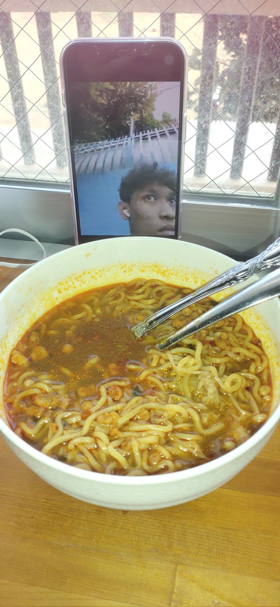 Smgt haha w liatan smbil makan mie 😋