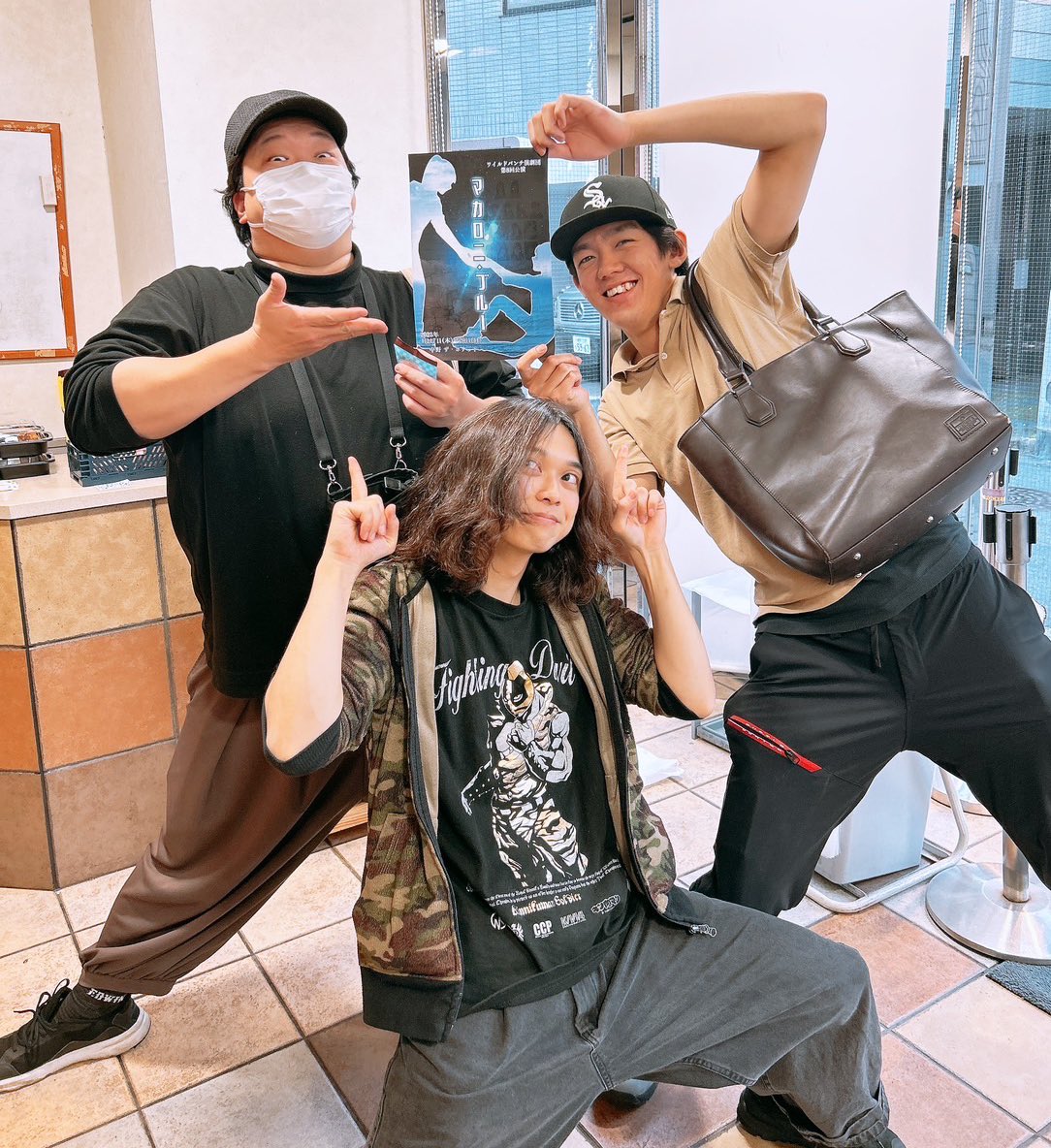 古田 龍【ワイルドバンチ演劇団】 (@ryu_the_kid) on Twitter photo #マカロニ・ブルー
劇場仕込みに屈強な男たちが
手伝いに来てくれました!✋✨
バモちゃん<a href="/steper421/">馬場健語@伊織(にわとり)</a>
バッキー <a href="/TBKtsubaki/">鍔木龍成(つばきりゅうせい)</a>
ありがとう!🤝✨
ワイルドバンチ演劇団
「マカロニ・ブルー」
盛り上がっていくぜ!!!
ameblo.jp/ryuthekid/entr… #マカロニ・ブルー
劇場仕込みに屈強な男たちが
手伝いに来てくれました!✋✨
バモちゃん<a href="/steper421/">馬場健語@伊織(にわとり)</a>
バッキー <a href="/TBKtsubaki/">鍔木龍成(つばきりゅうせい)</a>
ありがとう!🤝✨
ワイルドバンチ演劇団
「マカロニ・ブルー」
盛り上がっていくぜ!!!
ameblo.jp/ryuthekid/entr…