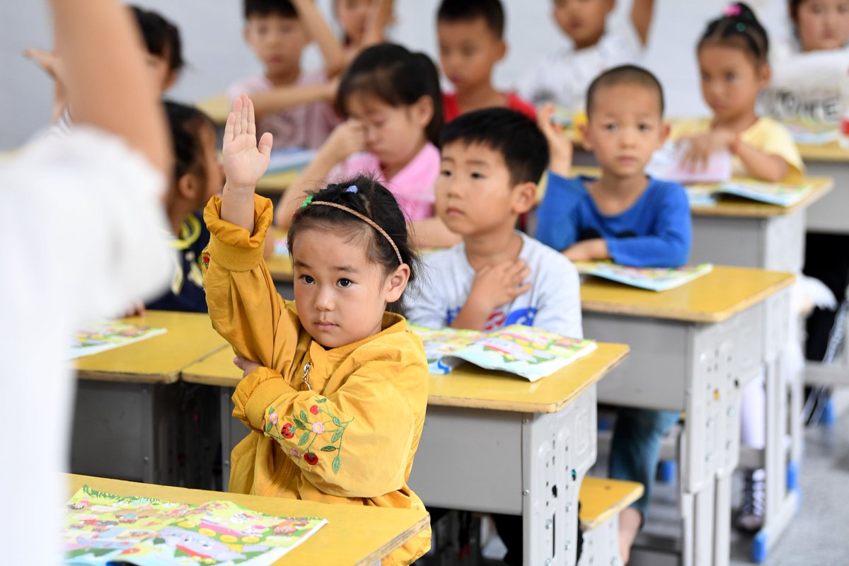 🇨🇳👩🏼‍💻 À partir du 1er septembre 2025, la Chine rendra l'éducation à l'intelligence artificielle (IA) OBLIGATOIRE pour tous les élèves des écoles primaires et secondaires !

Ça signifie que même les enfants de 6 ans apprendront les bases de l'IA, avec au moins 8 heures de cours par
