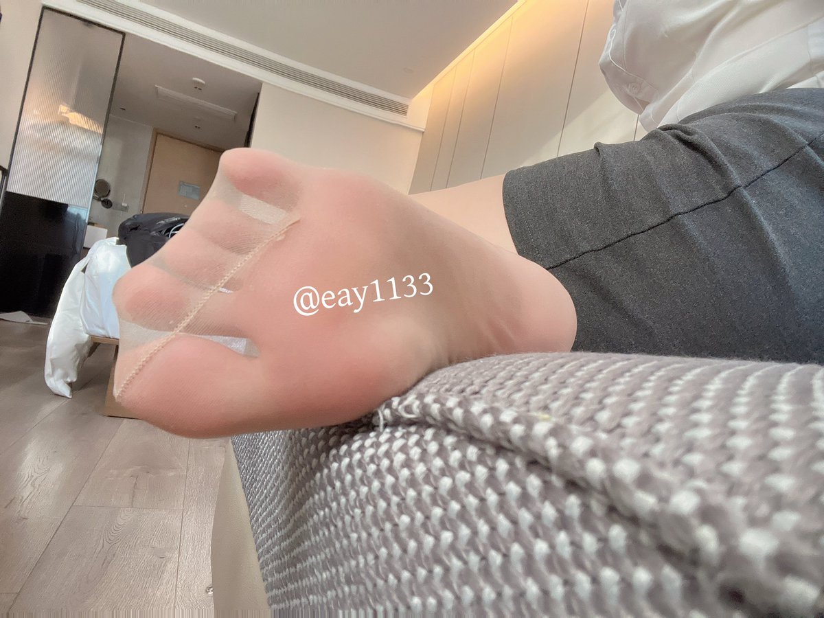 在上海，有没有那个小哥哥喜欢重口味丝袜的，去外滩走了一下午丝袜好臭啊，快点来闻臭脚丫子吧，闻一下会升天哦。
#臭袜子 #臭脚女王 #臭丝袜 #闻脚 https://t.co/W7t29kZ2YA
