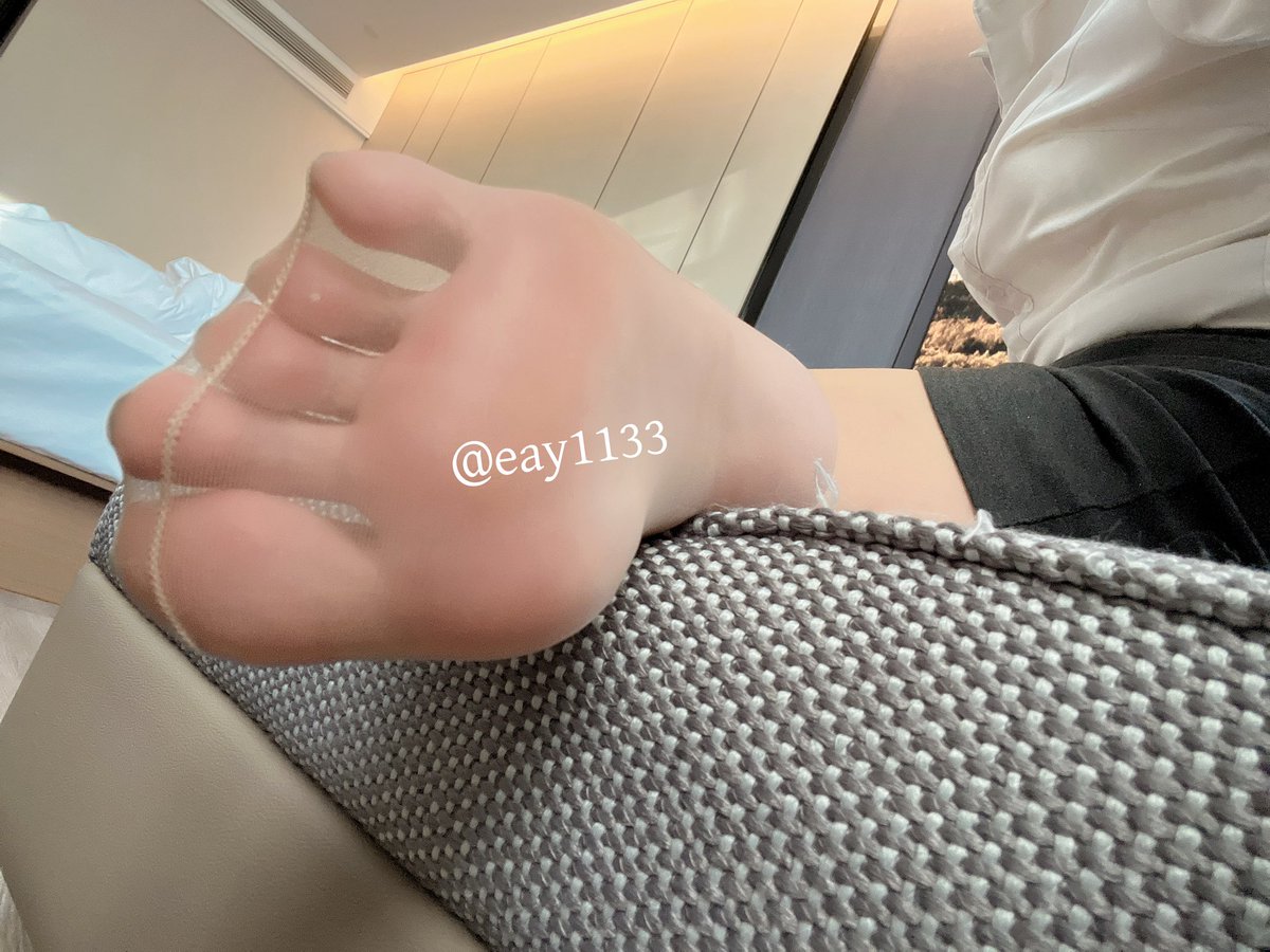 在上海，有没有那个小哥哥喜欢重口味丝袜的，去外滩走了一下午丝袜好臭啊，快点来闻臭脚丫子吧，闻一下会升天哦。
#臭袜子 #臭脚女王 #臭丝袜 #闻脚 https://t.co/W7t29kZ2YA