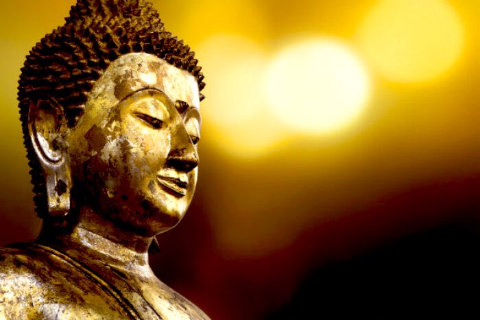 有的人天生喜欢阴谋，有的人天生就不会搞阴谋只会阳谋。
搞阴谋的人嘴甜，阳谋的人直来直去而且基本不会后悔。可能阴谋会得逞，但是阳谋无解，阳谋比阴谋还阴，物极必反阳谋太强就是阴谋。所以大家不要看到所谓的素质差或者坏人就觉得是坏人，也许也是一个有大爱的人也许这也是他的人设魔鬼与佛同在…