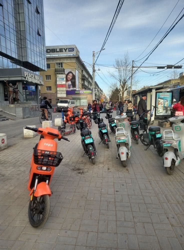 Дахиад бичье. 

Нийслэл, дүүргийн удирдлагууд анхнаас нь скүүтер, мопед хаана яаж байрлуулахыг смарт, цэвэрхэн шийдэж өгөхгүй бол замбараагүй байдал үүсэх нь тодорхой. 

Тэгээд хэсэг хугацааны дараа гаргах шийдвэр нь ерөөсөө "хаая, зогсооё" гэж гарна.