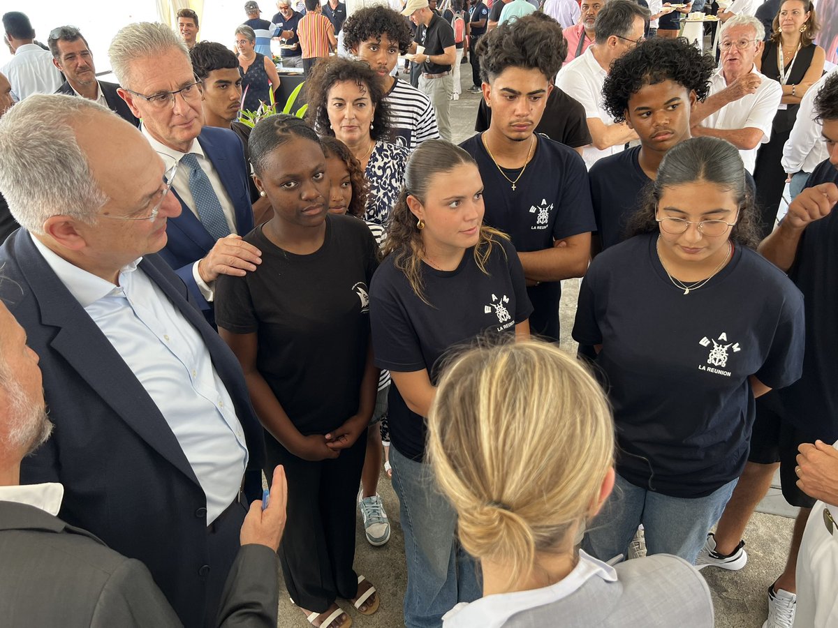 AcLaReunion's tweet photo. L’éducation à l’honneur aujourd’hui lors de la visite officielle de la ministre @AgnesRunacher : les élèves de l’école du centre de St-Leu présentent l’aire marine éducative dont ils assurent la gestion et les lycéens du LP Lepervanche leurs formations tournées vers la #mer  #EDD https://t.co/hzSE4fa1KQ