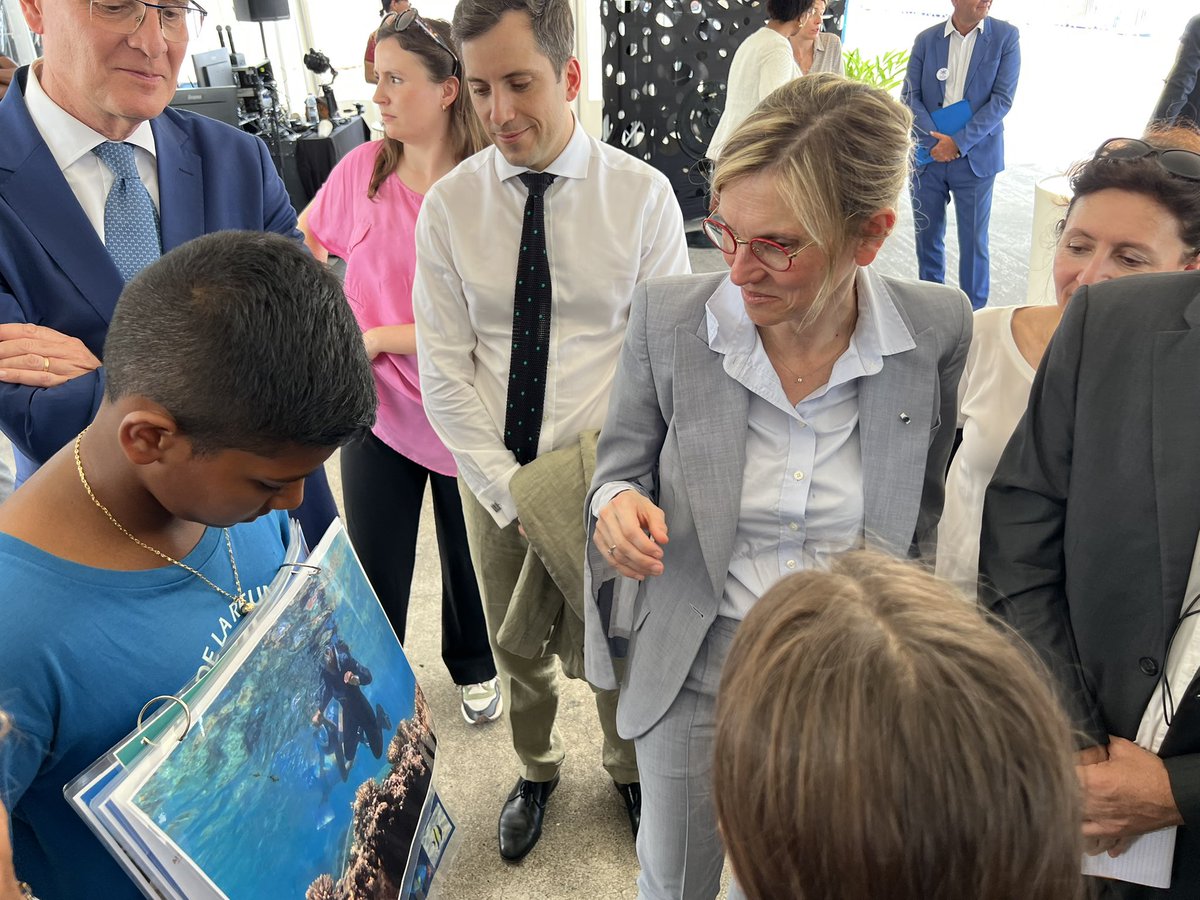 AcLaReunion's tweet photo. L’éducation à l’honneur aujourd’hui lors de la visite officielle de la ministre @AgnesRunacher : les élèves de l’école du centre de St-Leu présentent l’aire marine éducative dont ils assurent la gestion et les lycéens du LP Lepervanche leurs formations tournées vers la #mer  #EDD https://t.co/hzSE4fa1KQ
