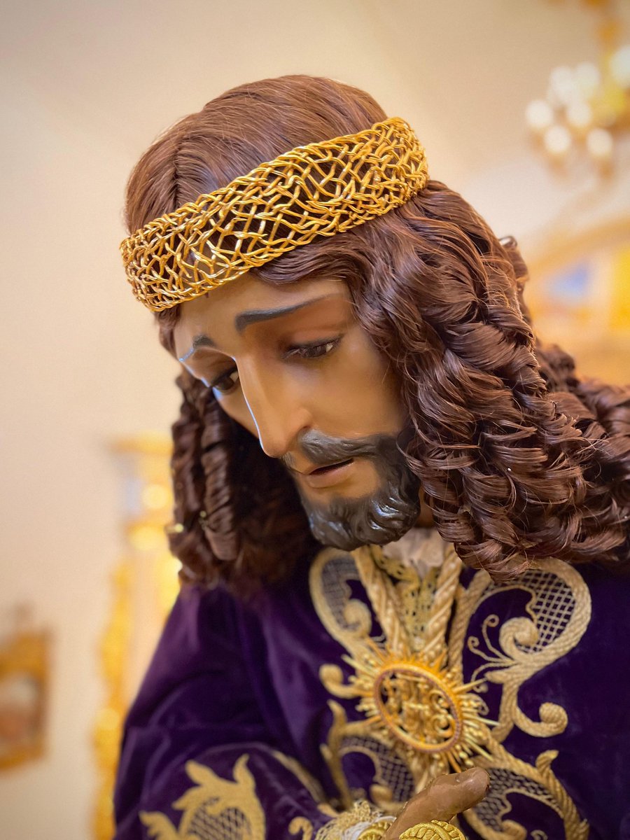 Nuestro Padre Jesús Nazareno procesionará el Jueves Santo, ataviado como Cautivo, con la corona conocida como el turbante.

#MoraosALH
#CofradíasMLG
