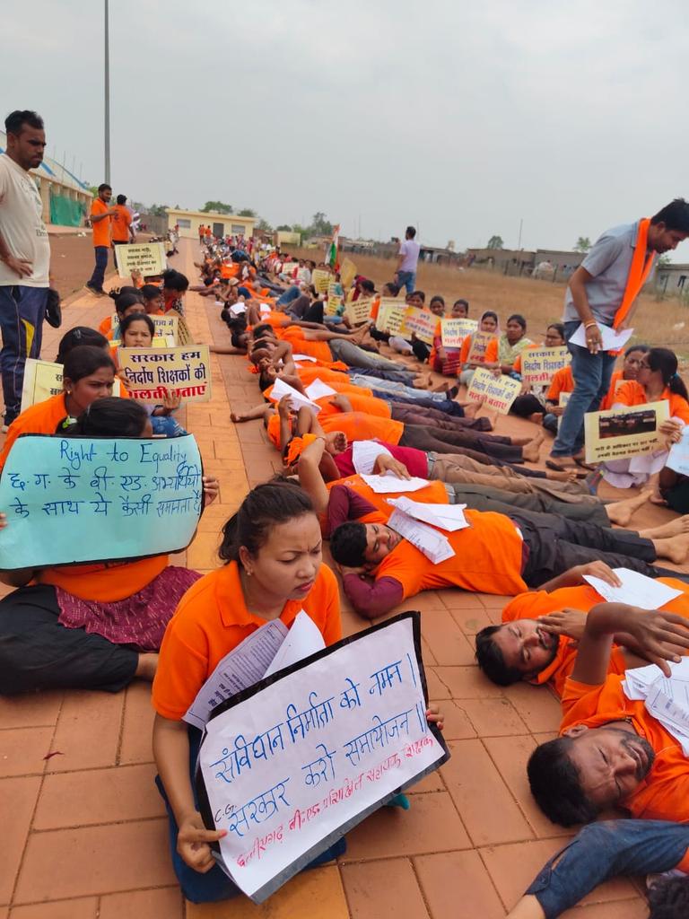 Bhaga12903Reena's tweet photo. बाबासाहेब का संविधान कहता है—समानता! पर #BEdTeachers को भेदभाव क्यों? 11 अगस्त से पहले-बाद का फर्क क्यों?#AmbedkarJayanti पर माँग—तुरंत समायोजन! 
#अटल_समायोजन_CG_बीएड_सहायक_शिक्षक
@narendramodi
@AmitShah
@brijmohan_ag
@vishnudsai
@ArunSao3
@vijaysharmacg
@amitmalviya https://t.co/9cXu0NCvKM