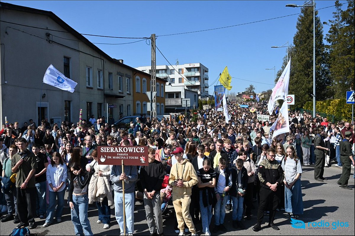 W Niedzielę Palmową, 13.04.2025, Kościerzyna gościła młodzież Diecezji Pelplińskiej na Dniu Młodych. Modlitwa, procesja, Msza Święta z biskupem Ryszardem Kasyną, koncerty i świadectwa – dzień pełen radości i wiary! #DzieńMłodych #Kościerzyna #DiecezjaPelplińska #Wiara #Młodzież