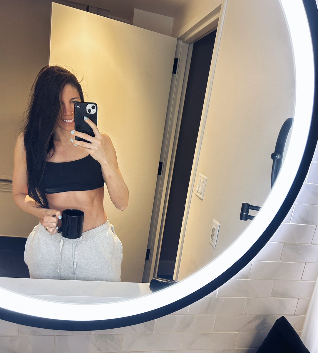 RunThruPages's tweet image. It’s 3:15 in the morning and I’m ready to watch Amanda Nguyen fly to space with Blue origin 🚀🤍