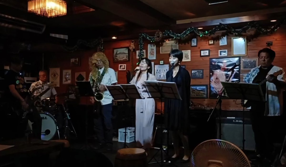 先週末は裏路地昭和ジュールのライブだった。転勤のため看板voのヨッシーが抜けた後、コーラスをしていた女性陣だけでライブを行うこと数回。凄く良くなって来た😍
ひろみんがガツンと歌いマキッペが絶妙にからむ。バンドも女性voにアジャストしてきた😏
もう｢裏｣を名乗ることもなさそう。観に来て🙋