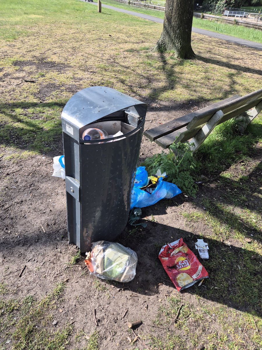 Gezellig rondje door de natuur in het Stadspark....ongelooflijk wat een bende....asociaal dit...<a href="/gemVeenendaal/">gemeente Veenendaal</a>