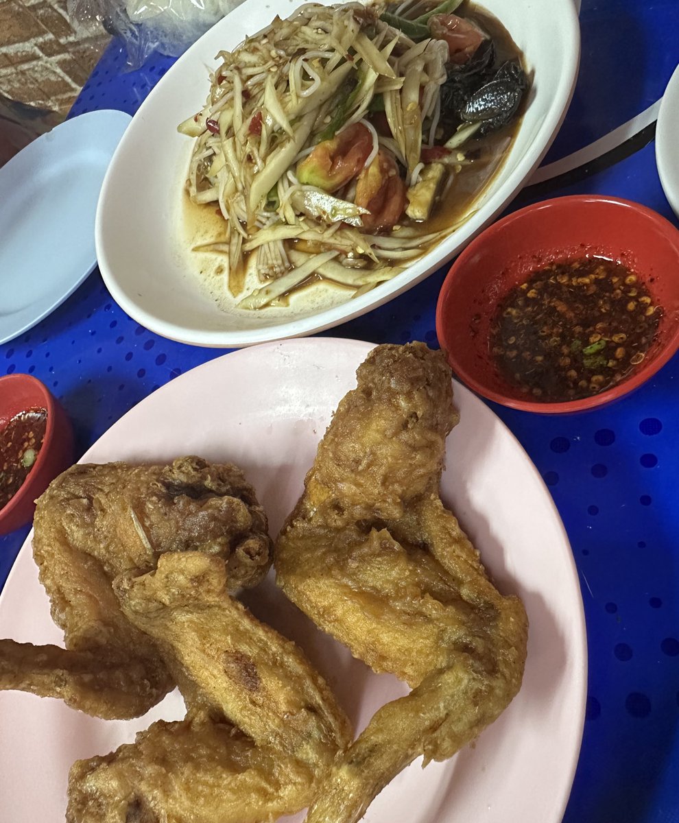 AimRhythmm's tweet photo. ส้มตำไก่ทอดร้านนึงแถวเมกาพลาซ่าอร่อยมากจนหันมองฝาผนังหารูปนั้น
เจอรูปร.5 บีทบ็อก ❌
เอ็ดชีแรน ✅ https://t.co/UDOwUAPTf3