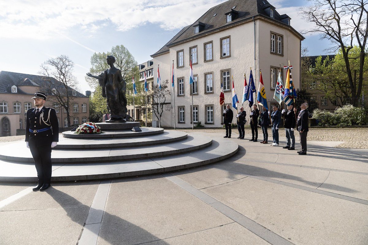 📅💐🇱🇺 14 avril 2025 – Il y a 80 ans, la Grande-Duchesse Charlotte rentrait d’exil. Avec son retour, notre pays retrouvait son chef d'Etat. 

Pour commémorer ce jour, j'ai eu l'honneur, au nom du gouvernement, de déposer une gerbe devant la statue de la Grande-Duchesse Charlotte.