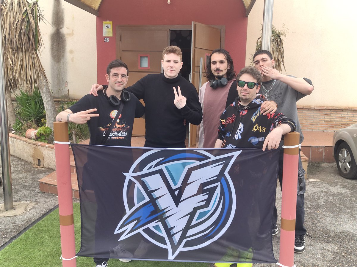 Me gustó mucho conocer en persona a <a href="/abelignacio95/">RFC | AbelSame</a> <a href="/AlfonBTA/">AlfonBTA</a> <a href="/Skug_Sama/">EF | Skug_Sama</a> <a href="/LiL_Delpu/">TBP | Mazapán de Andorra</a> <a href="/deadeyetekken/">DeaDeYe</a> Poco rato pude ir a la Pasarela pero tiempo de calidad. No podía dejar escapar la oportunidad. El año que viene ojalá os animéis gente