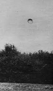 Tahun 1968, seorang teknisi militer mengklaim memotret UFO melayang di atas Hoia Baciu. Foto itu menjadi terkenal dan memicu minat internasional terhadap hutan ini. Apakah itu bukti kehidupan luar angkasa?