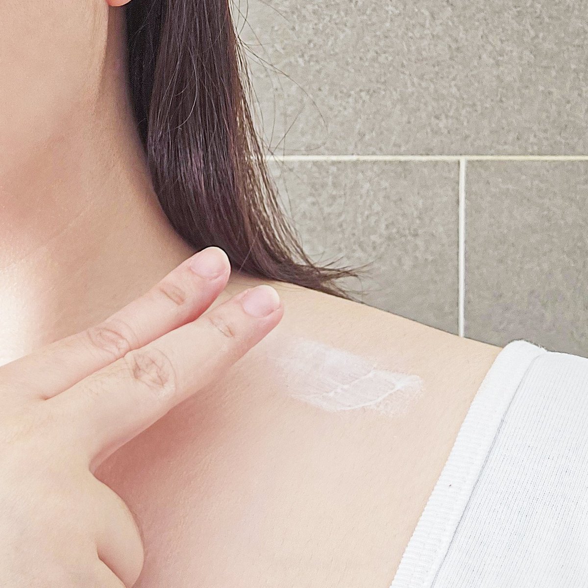 กันแดดทาตัวปีนี้ขอเน้นเพิ่มความสดชื่นหน่อยย ดูอากาศสิ ทางเราขอชูส Biore UV Body Serum สีฟ้าเท่านั้น ทาปุ๊บเย็นผิวปั๊บ ลดอุณภูมิผิวลง -2.7°c ลดความแสบร้อนระคายเคืองจากแสงแดด แล้วยังปกป้องผิวได้ทั้งรังสี UVA1, UVA2, UVB และมลภาวะต่างๆ ให้ SPF50+ PA+++ เนื้อเซรั่มบางเบา ทาแล้วซึมทันที แต่กันน้ำนะ รู้สึกเลยว่าผิวชุ่มชื้นขึ้น เพราะ #Biore เขาใส่สารบำรุงมาแบบเน้นๆ

#Biore #BioreUVBodySerum #กันแดดตัวจริง #เบาสบายไม่ทิ้งคราบเหลือง