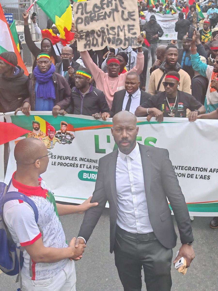 samedi 12 avril, des milliers de manifestants ont défilé à Paris, Bamako, Gao, Tombouctou, Ménaka et Kayes pour condamner fermement l’acte de guerre de l’Algérie après l’abattage délibéré d’un drone malien en mission antiterroriste. #Mali #Algérie