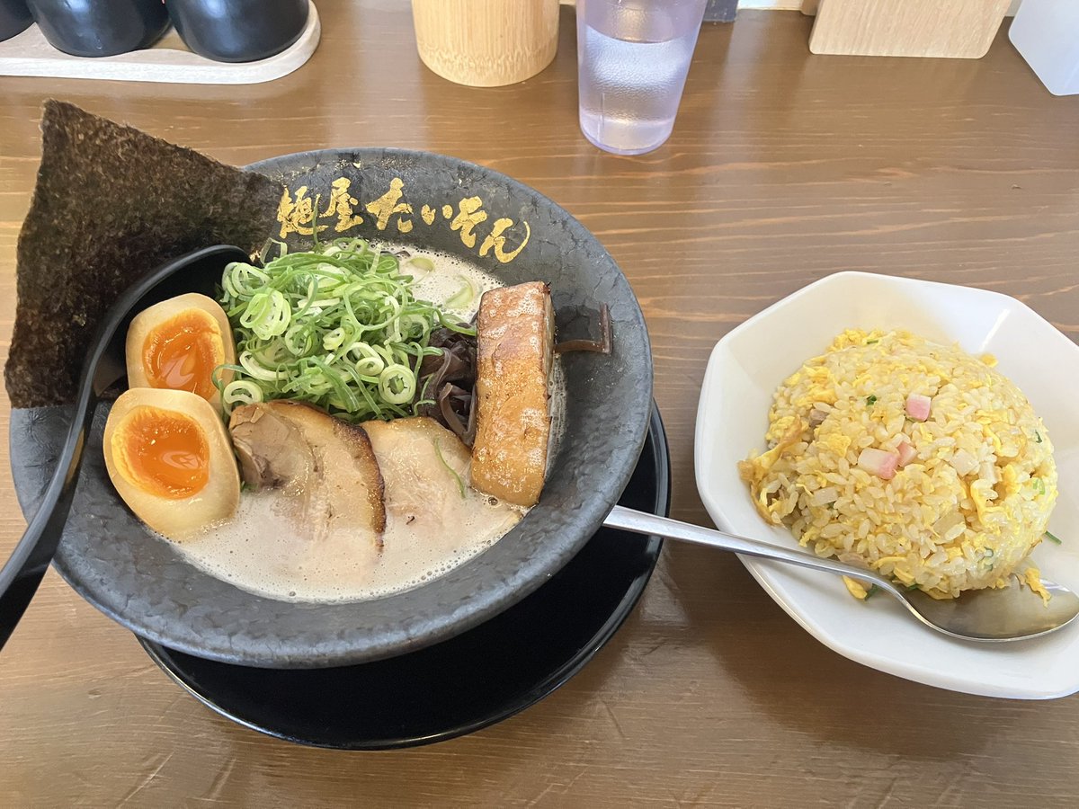 darusakaaa_GoD's tweet photo. 濃厚豚骨と厚切り豚トロチャーシュー🐷
最高でした😎 https://t.co/SsbvBZqq4H