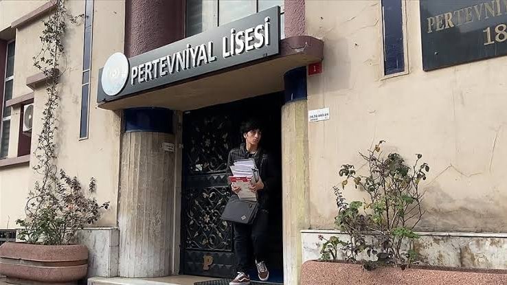 halktvcomtrr's tweet photo. ÖĞRENCİLERİN ÜSTÜNÜ ARADILAR

İstanbul’da bulunan Pertevniyal Lisesi’nde bu sabah öğrenciler okula üstleri aranarak alındı

Törende öğretmenlerinin sürgün edilmesini protesto etmek için sırtını dönen öğrencilerin de isimleri alındı
https://t.co/eSyHj4L45B