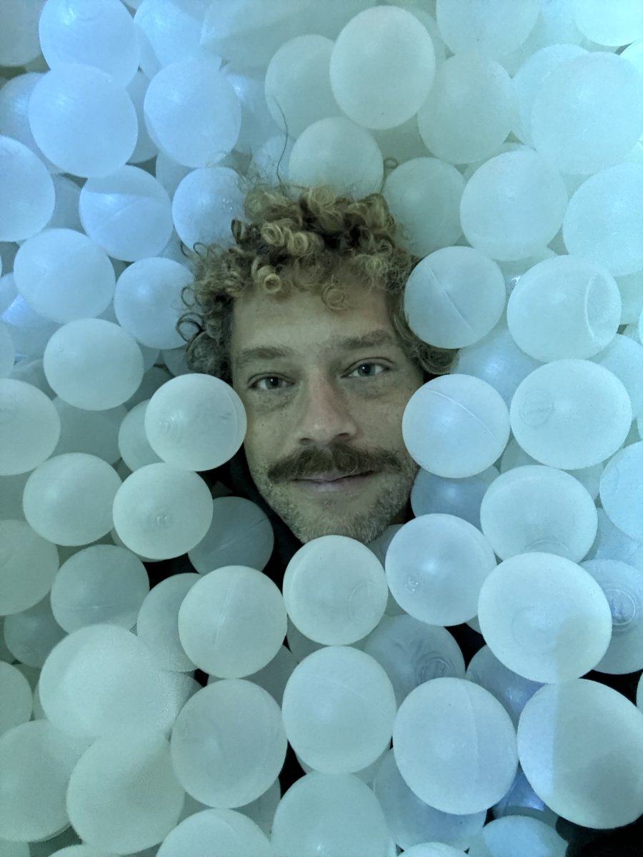 Друзья! В жизни все надо попробовать самому, даже бассейн с шариками! Надеюсь вы сейчас в не менее необычном месте. На самом деле я к вам с роскошной новостью.

Наконец, у меня вышел новый путеводитель — на этот раз по Барселоне!

vrlmv.com/mlykvz

Город с каждым годом