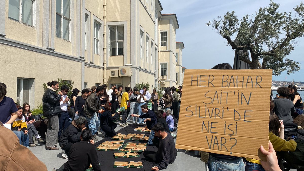 DGDernekleri7's tweet image. 📢 MSGSÜ’den arkadaşları Sait’in tahliyesinin ardından okuluna döndüğü gün soruyor: 
“Her bahar Sait’in Silivri’de ne işi var?”
