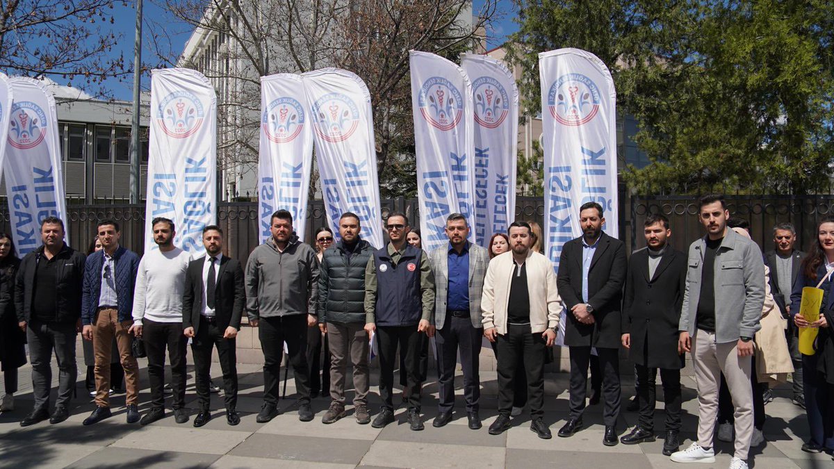 Atama bekleyen sağlıkçılar için Genç Sağlık Sendikası olarak Hazine ve Maliye Bakanlığı önünden sesleniyoruz..

Talebimiz 37 bin personel alımının bölünmeden tek seferde alınması ve sağlık personeli kadrolarının çoğaltılmasıdır.

#Bölmeden37BinSağlıkçı