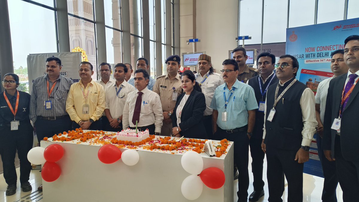 आज दिनांक 14 अप्रैल 2025 को माननीय प्रधानमंत्री जी ने हरी झंडी दिखाकर हिसार से अयोध्या के लिए हवाई यात्रा की शुरुआत किया और महर्षि वाल्मीकि अंतरराष्ट्रीय हवाई अड्डा पर विमानपत्तन निदेशक और एलाइंस एयर के कर्मचारियों ने केक काटकर इसकी शुरुआत की #hisarfutuready
#aviationboosthisar