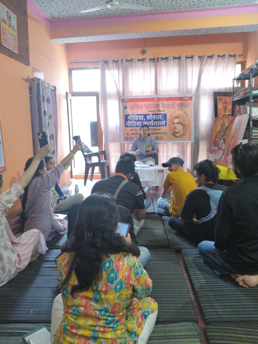 AkritiChib's tweet photo. अखिल भारतीय विद्यार्थी परिषद उधमपुर विभाग की 2 दिवसीय विभाग मीडिया, सोशल मीडिया कार्यशाला विद्यार्थी भवन उधमपुर में सम्पन्न हुई.
#ABVP https://t.co/6YcFOTu4HR