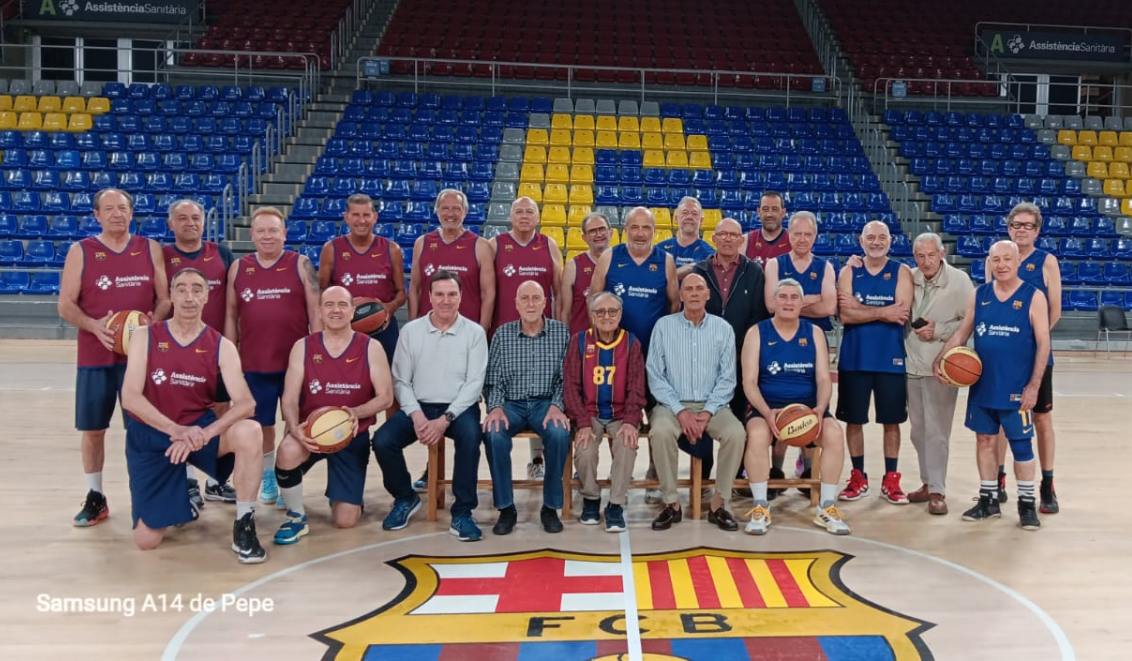 Nova trobada per celebrar un nou partit-entrenament del nostre equip de Superveterans
veteransbasquetfcb.com/proper-partit-…