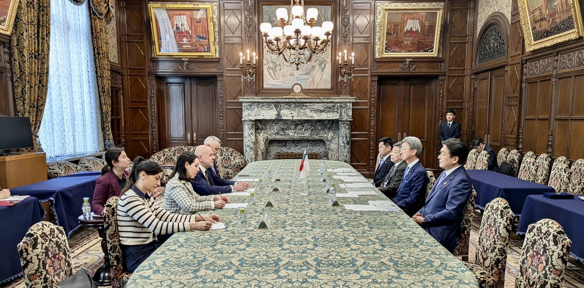ブルガリアからドンチェフ副首相がアラバジエヴァ大使とともに参議院をご訪問。
参議院日本・ブルガリア議員連盟の石井準一会長はじめ議連メンバーの青木先生、藤川先生とともにお出迎えいたしました。

両国の友好関係がますます深まることを期待しています。