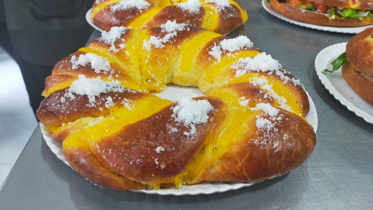 Os mostramos fotos del Taller de Roscones del pasado sábado, donde nuestr@s alumn@s han elaborado Roscón yema,  clásico, leonés y Niza.
Los resultados saltan a la vista... vaya pintaza!! 📷
Muchas gracias al grupo por su buen rollo e interés, ha sido un placer contar con vosotr@s