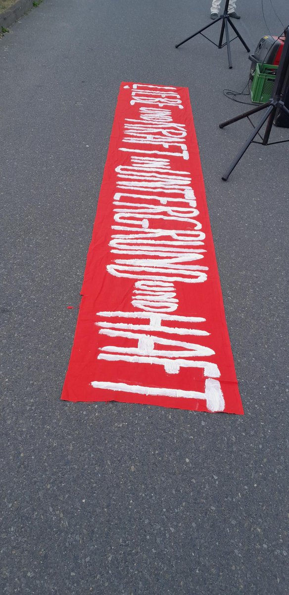 BASC161's tweet photo. Am Freitag, #1104 fand eine #Kundgebung vor der #JVA #Luckau-Duben für #freeemmi, beschuldigt im #BudapestKomplex statt. Mit rund 40 Personen, u.a. dem #Solibus #Berlin wurden solidarische Redebeiträge verlesen und Musik gespielt. Sichtlich angepieselte Copa mit
1/2 https://t.co/lxxVMN1Fz9
