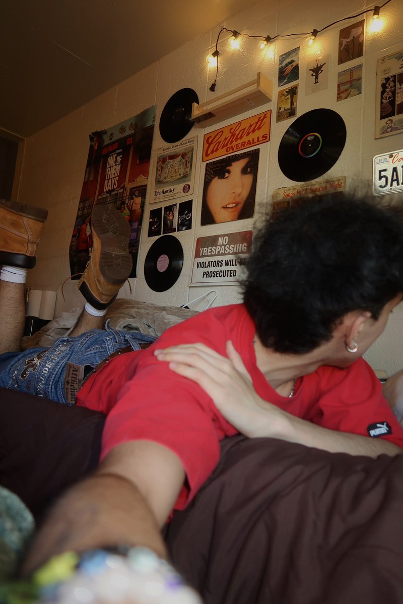 raytheloser's tweet photo. just a boy in his dorm https://t.co/nGuurNOI2K