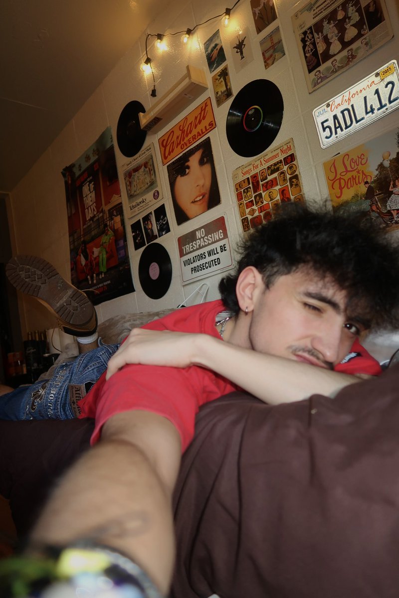 raytheloser's tweet photo. just a boy in his dorm https://t.co/nGuurNOI2K