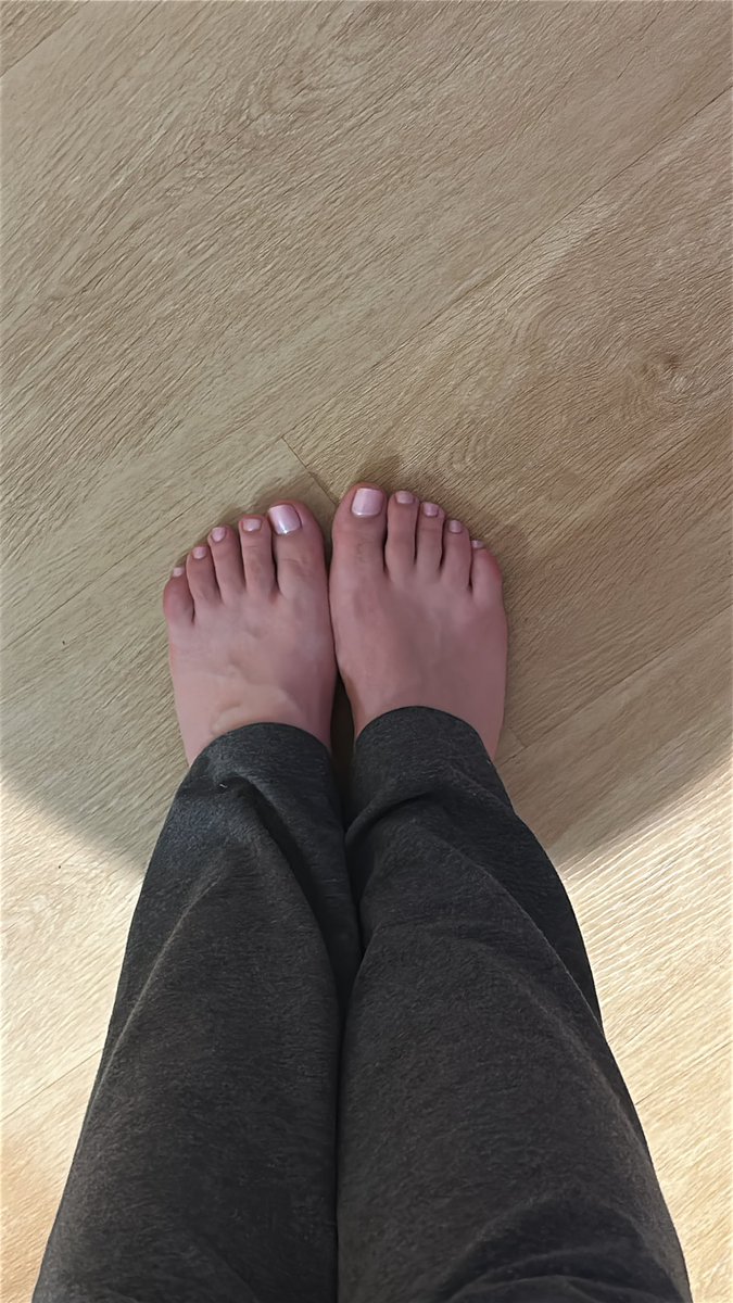 callmedeville's tweet photo. Look at how cute my toes and hands are!!! 🤭🤭 https://t.co/qw59bufZZd