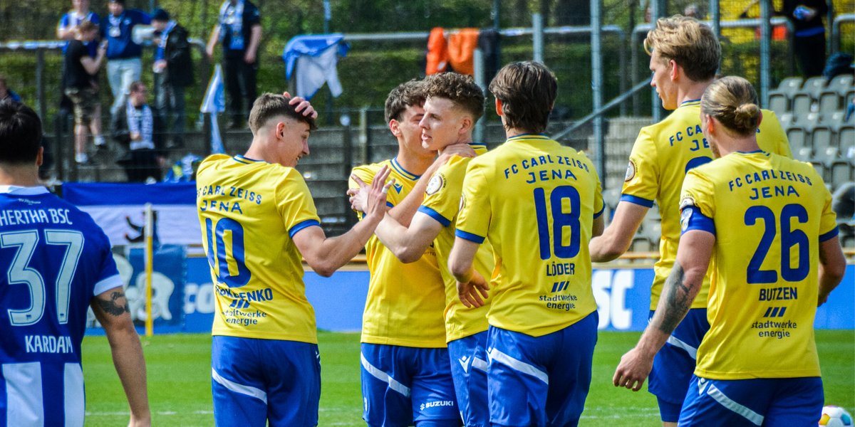 fccarlzeissjena's tweet photo. 𝟒:𝟏-𝐀𝐔𝐒𝐖Ä𝐑𝐓𝐒𝐒𝐈𝐄𝐆 𝐁𝐄𝐈 𝐇𝐄𝐑𝐓𝐇𝐀 𝐈𝐈
Der FCC zeigt sich kaltschnäuzig und kontert sich zum ersten Sieg bei Hertha II seit 2016.
Zum Spielbericht 📲 https://t.co/217Cw0pVq5
#FCC #MehrAlsFussball #BSCFCC #fccarlzeissjena #regionalliga #regionalliganordost https://t.co/2dHDe9bzfh