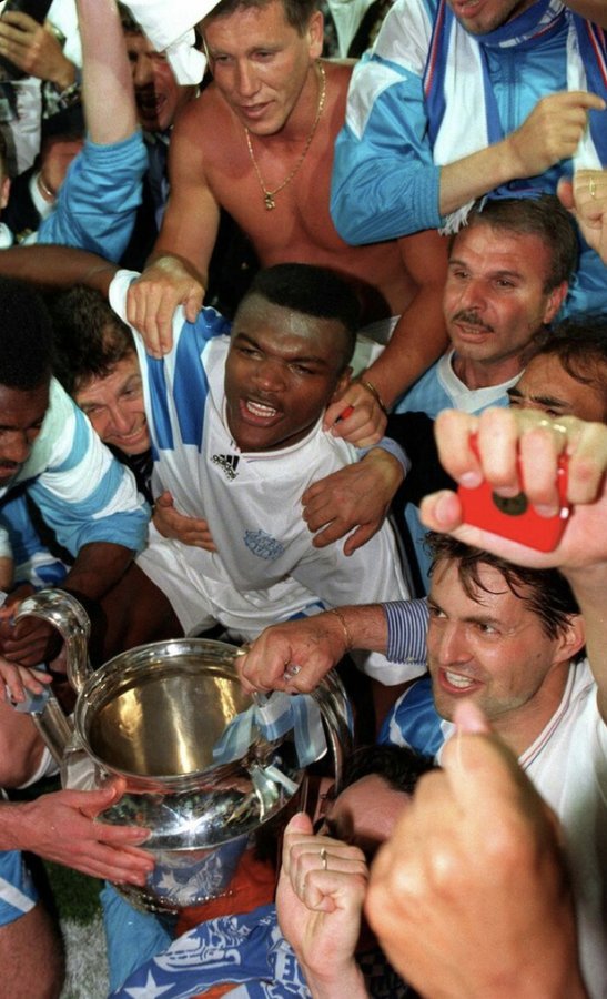 VibesFoot's tweet image. 𝗔̀ 𝗝𝗔𝗠𝗔𝗜𝗦 𝗟𝗘𝗦 𝗣𝗥𝗘𝗠𝗜𝗘𝗥𝗦 🩵🤍

Il y a 32 ans jour pour jour, l'OM 𝗥𝗘𝗠𝗣𝗢𝗥𝗧𝗔𝗜𝗧 la Ligue des Champions face à l'AC Milan 🏆✨